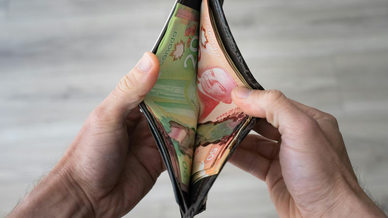 为何你的银行账户可能会被“取消服务”（debanked） - The Talk Media